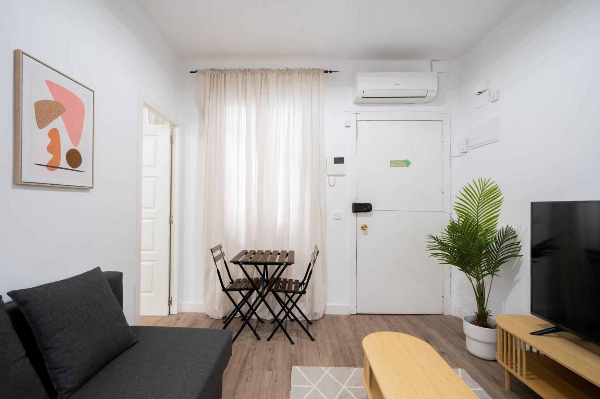 Apartamento En Chueca Para 4 Personas Alquiler Temporal Madri Exterior foto